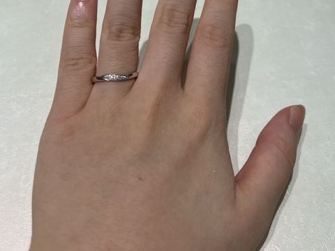 【MILK&Strawberry(ミルクアンドストロベリー)の口コミ】 婚約指輪として試着しました。緩やかにツイストしているデザインで、指輪…
