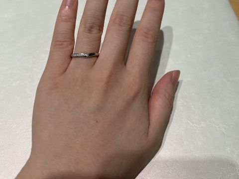 【MILK&Strawberry(ミルクアンドストロベリー)の口コミ】 V字のデザインなので、手や指が華奢な人に似合うと思います。シンプルなの…
