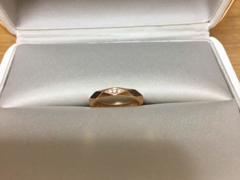 【ブシュロン(BOUCHERON)の口コミ】 婚約指輪と同じファセットが欲しくて、こちらに決めました。主人とお揃い…