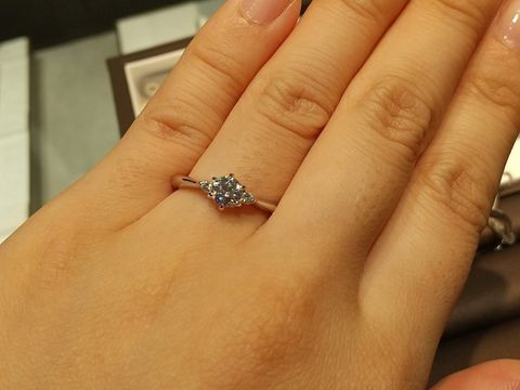 【アイプリモ(I-PRIMO)の口コミ】 エレガントで派手ではないけど、台座が横から見るとハート形になっていた…