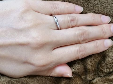 【俄(にわか)の口コミ】 リングのラインがとても繊細でつけ心地がとてもよかったです。指が細く見…