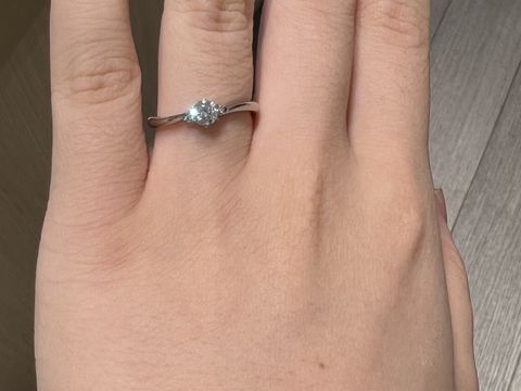 【MILK&Strawberry(ミルクアンドストロベリー)の口コミ】 緩やかなs字カーブになっているデザインで、一粒ダイヤが、ザ・婚約指輪と…