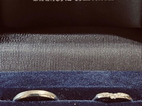 【銀座ダイヤモンドシライシの口コミ】 V字のデザインが好みでしたが、男性リングのV字に抵抗がありペアで気にい…