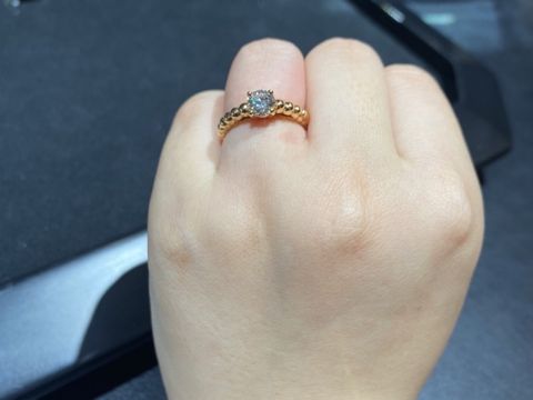 【ヴァン クリーフ＆アーペル(Van Cleef & Arpels)の口コミ】 ヴァンクリーフの定番であるペルレにダイヤがついたデザインです。
色はホ…