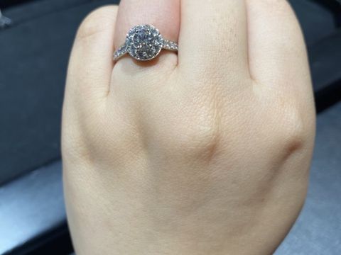 【ヴァン クリーフ＆アーペル(Van Cleef & Arpels)の口コミ】 ダイヤの周りにダイヤがあるデザインが豪華です。
またカラットにも勿論よ…