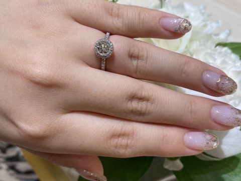 【ピアジェ(PIAGET)の口コミ】 ハーフエタニティに真ん中のダイヤをさらにダイヤで囲んだおしゃれなデザ…