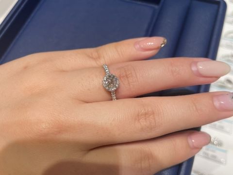 【エクセルコダイヤモンド(EXELCO DIAMOND)の口コミ】 エタニティでかつ真ん中のダイヤにさらにダイヤを囲んだデザインが良くて…