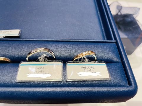 【銀座ダイヤモンドシライシの口コミ】 メレダイヤではなく、ダイヤが3つ埋まってるタイプはあまり見ないのでとて…