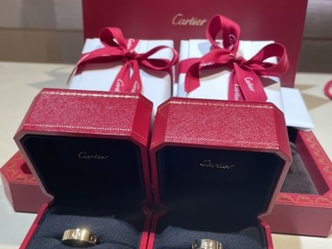 【カルティエ(Cartier)の口コミ】 まずはブランド。カルティエの歴史と知名度、そして指輪自体が純金という…