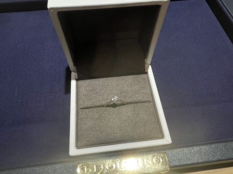 【Foulason(フレゾン)の口コミ】 シンプルなデザインであり、ダイヤが際立ってみえることと、指輪の名前も…