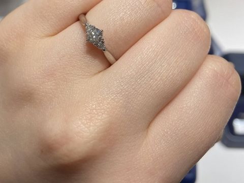 【銀座ダイヤモンドシライシの口コミ】 よくあるダイヤが３つ並んだデザインです。しかし、銀座ダイヤモンドシラ…