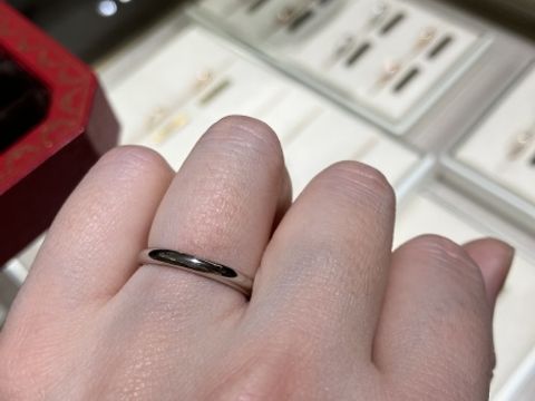 【カルティエ(Cartier)の口コミ】 シンプルなストレートデザインで他の指輪とも合わせやすく、長い間着用で…