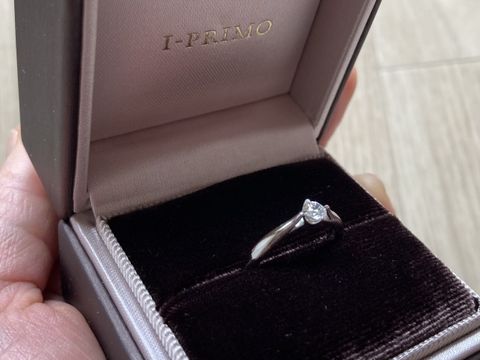 【アイプリモ(I-PRIMO)の口コミ】 シンプルでダイヤが綺麗に見えるデザインで、横から見ても石が見えるよう…