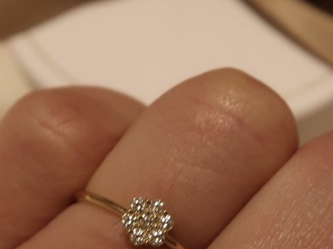 【AHKAH(アーカー)の口コミ】 お花みたいにダイヤモンドが散りばめられていて、どの角度から見てもキラ…