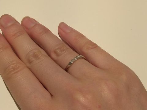 【4℃ BRIDAL(ヨンドシーブライダル)の口コミ】 自分の好みと手の形に似合いそうなリングでした。
複数の石がついています…
