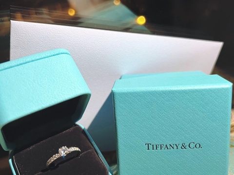 【ティファニー(Tiffany & Co.)の口コミ】 決して価格は安くありませんがデザインはとても可愛いです。中央に１つの…