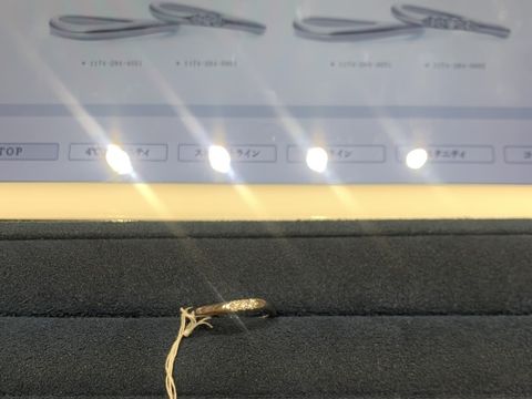 【4℃ BRIDAL(ヨンドシーブライダル)の口コミ】 エレガントでやや大きめの粒のダイアモンドが3石ついていて華やか
ねじれ…