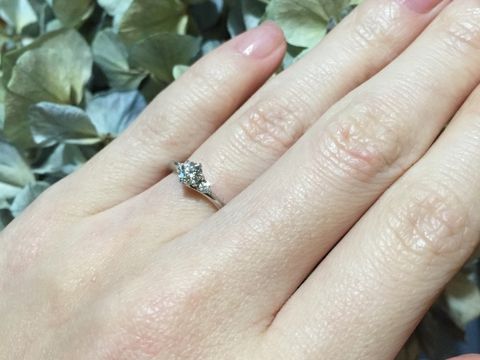 【銀座ダイヤモンドシライシの口コミ】 最初からダイヤモンドのこの形のものを探していました
たくさん試着させて…