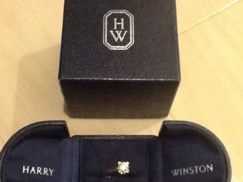 【ハリー・ウィンストン(Harry Winston)の口コミ】 色んな指輪の試着をしたが、とにかく一番輝きが良かった。HWリングは、他…