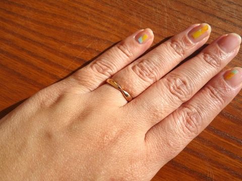 【ティファニー(Tiffany & Co.)の口コミ】 「指に馴染むデザインとつけ心地」です。
色はゴールド系で探していました…