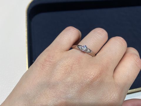 【ショーメ(CHAUMET)の口コミ】 セレナードは中央のダイヤの左右に、独特のカットでダイヤがしこまれてお…