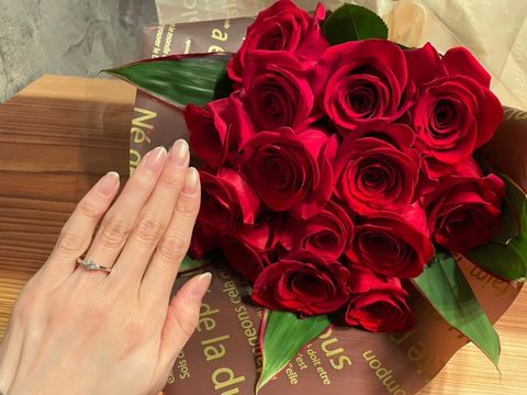 【モニッケンダム(MONNICKENDAM)の口コミ】 デザインは指に馴染むようウェーブのもので、ダイヤモンドは3大カッターズ…