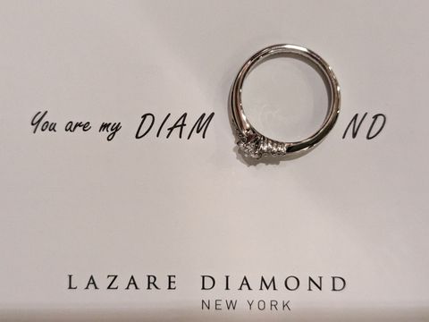 【ラザール ダイヤモンド(LAZARE DIAMOND)の口コミ】 ①好きなデザインがあったから
ストレートな指輪よりも、控えめに動きがあ…