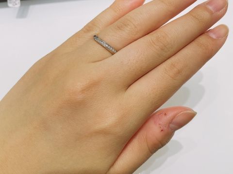 【銀座ダイヤモンドシライシの口コミ】 何店舗かお店を回りましたが着け心地、ダイヤのたくさん着いてるのに比較…