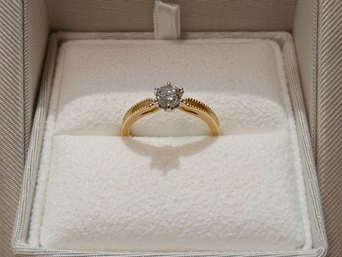 【ENUOVE(イノーヴェ)の口コミ】 婚約者がリングのデザインを気に入った。
高級感がありつつもシンプルなデ…