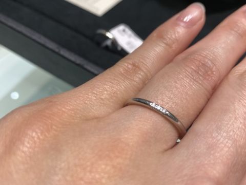 【ティファニー(Tiffany & Co.)の口コミ】 王道リングと言った感じです。仕事上キラキラしすぎるリングはつけられな…