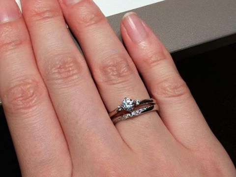 【ラザール ダイヤモンド(LAZARE DIAMOND)の口コミ】 センターとサイドのダイヤが付いているエンゲージリングを試着させていた…