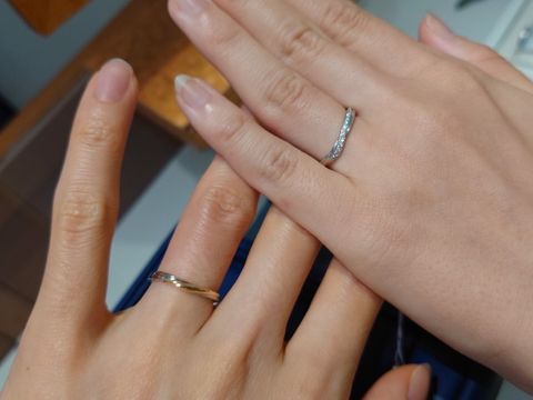 【銀座ダイヤモンドシライシの口コミ】 ねじれがあるタイプなので、指は細く長く見えるので、私のような短めな指…