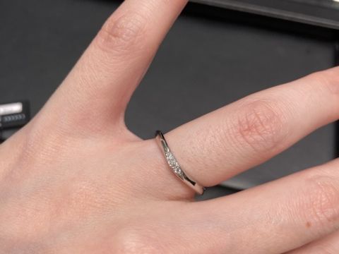 【ラザール ダイヤモンド(LAZARE DIAMOND)の口コミ】 V字の指輪はあまり視野に入れていなかったのですが、スタッフの方が似合う…