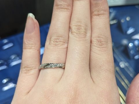 【ROYAL ASSCHER(ロイヤル・アッシャー)の口コミ】 ロイヤルアッシャーのダイヤが綺麗なのでお店で見ましたが、シンプルなラ…