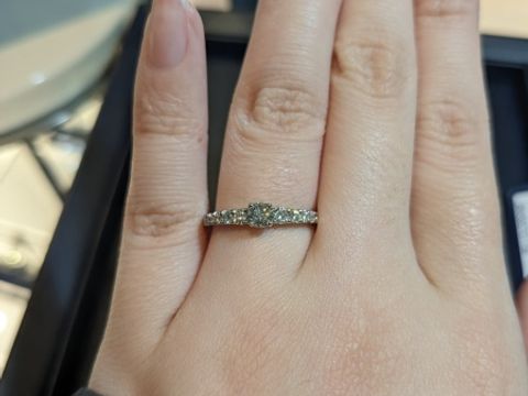 【ROYAL ASSCHER(ロイヤル・アッシャー)の口コミ】 ゴージャスかつ白く輝くダイヤモンドが印象的なリングです。中央のダイヤ…