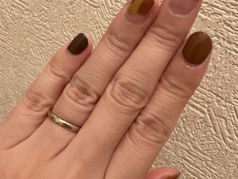 【BRILLIANCE+(ブリリアンスプラス)の口コミ】 結婚指輪はシンプルな物で、肌に馴染むものを探していました。ネットで探…