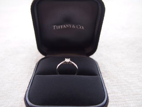 【ティファニー(Tiffany & Co.)の口コミ】 ダイヤモンドを優しく包み込んでいるデザインが素敵です。彼が婚約指輪も…