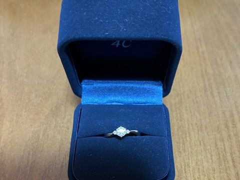 【4℃ BRIDAL(ヨンドシーブライダル)の口コミ】 ウェーブがかかったデザインが可愛いなと思い、選びました。細めの自分の…