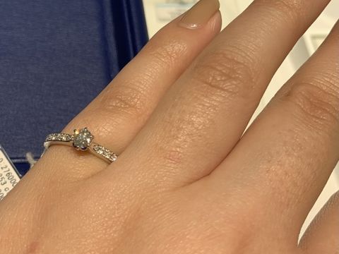 【銀座ダイヤモンドシライシの口コミ】 メレダイヤも美しくて、センターダイヤは6つの爪で留めてあるので丸く見え…