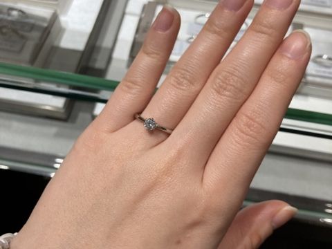 【アイプリモ(I-PRIMO)の口コミ】 土台は、下からも光が入ってダイヤモンドが一番美しく輝くように隙間が空…