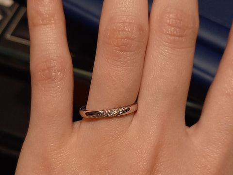 【エクセルコダイヤモンド(EXELCO DIAMOND)の口コミ】 シンプルですが、ダイヤモンドが斜めのラインで入っているのでお洒落で、…