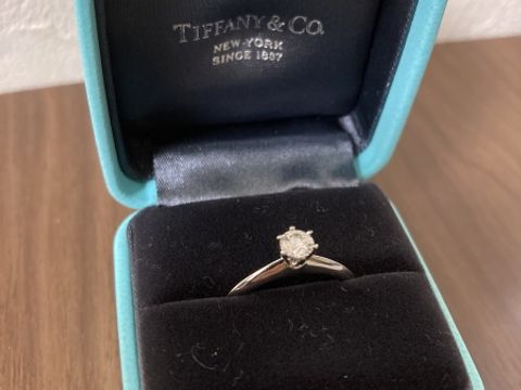 【ティファニー(Tiffany & Co.)の口コミ】 まず妻の好みがシンプルめなデザインのものだったので、その方向性で探し…