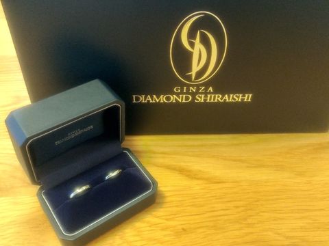【銀座ダイヤモンドシライシの口コミ】 長く着けるものなのでシンプルなものを探していました。婚約指輪との重ね…
