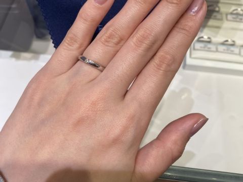 【銀座ダイヤモンドシライシの口コミ】 シンプルにダイヤが真ん中に一粒入っているデザインです。素材はプラチナ…