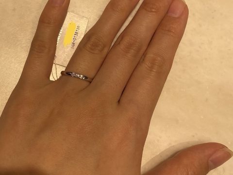 【MIKIMOTO(ミキモト)の口コミ】 三粒のダイヤが真ん中にあしらわれたデザインです。素材はプラチナです。…