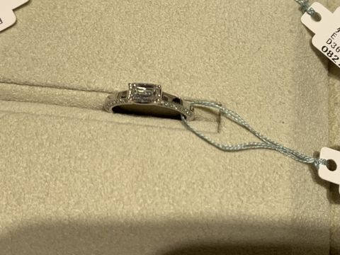 【和光ブライダルブティックギンザの口コミ】 シャープでかっこいい指輪です。
正面から見るとシンプルですが、横から見…