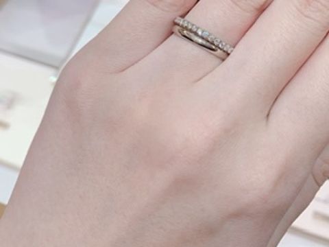 【カルティエ(Cartier)の口コミ】 婚約指輪を普段使いしたかったため、エタニティリングを検討していました…