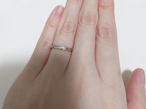 【アイプリモ(I-PRIMO)の口コミ】 3つ石 かつ ストレートのデザインにするのは、婚約指輪の時同様に決めてい…