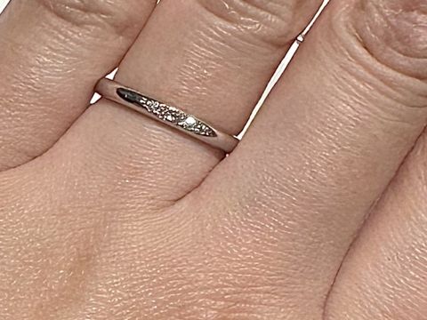 【銀座ダイヤモンドシライシの口コミ】 ストレートにメレダイヤが3〜5石ついているものを探していたので、デザイ…