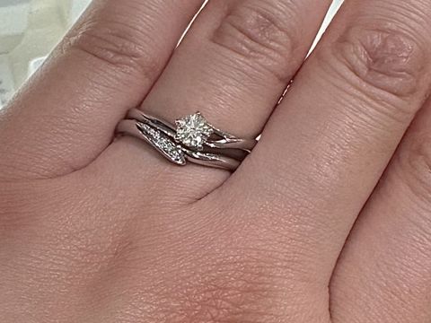 【俄(にわか)の口コミ】 セットリングなので、婚約指輪と結婚指輪を両方指にはめたときのカチャっ…